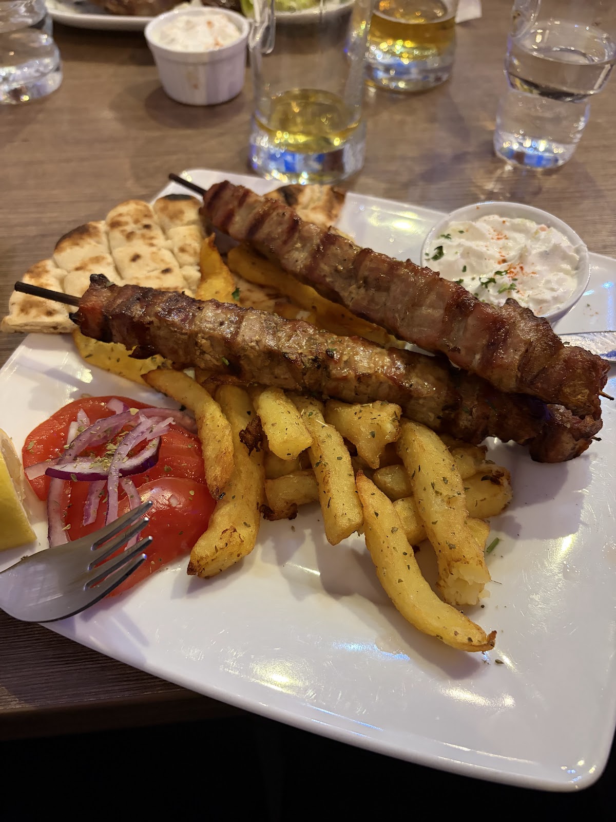 Souvlaki z frytkami